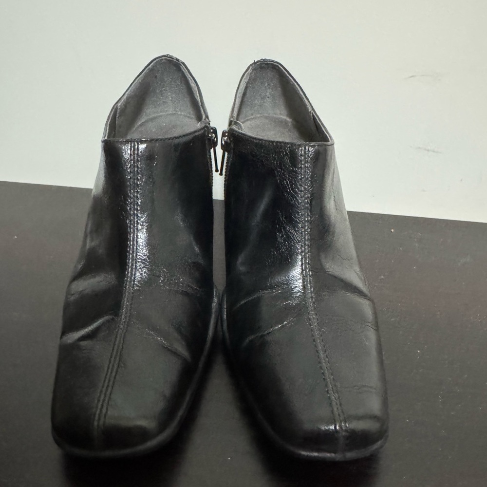 AEROSOLES Black Ankle Booties with Sleek Glossy Finish